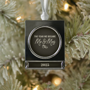 Das Jahr, in dem wir Mr. & Mrs. wurden 2025 Person Banner-Ornament Silber