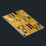 Das Kiss-Muster von Gustav Klimt, Art Nouveau Notizblock<br><div class="desc">Der Kuss (Musterbeispiel) von Gustav Klimt ist ein Vintages Viktorianisches Zeitkunstgemälde. Dieses Detail stammt aus einem Liebe- und Romantik-Gemälde mit einem romantischen Paar in verschiedenen Goldtönen, Symbolen und Mustern, die einen Kuss mit einem Bronzestand teilen. Über den Künstler Gustav Klimt (1862-1918) war ein österreichischer Maler der Symbolik und einer der...</div>