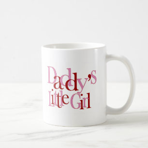 Das kleine Mädchen des Vatis Tasse
