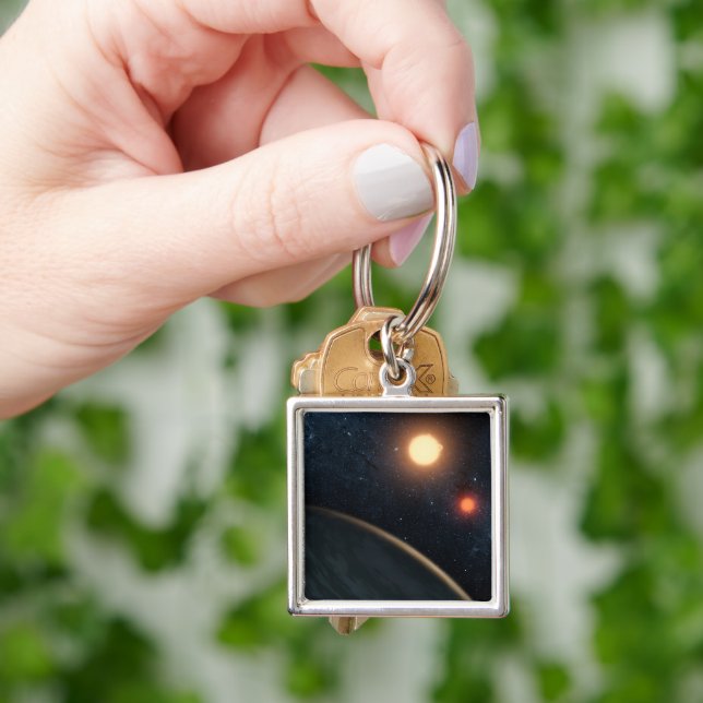 Das künstlerische Konzept illustriert Kepler-16b. Schlüsselanhänger (Hand)