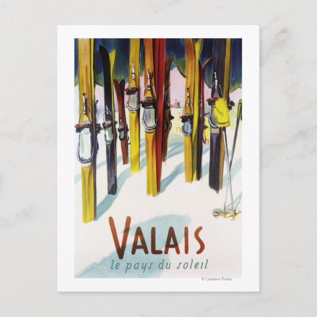 Das Land der Sonne - Skis Stehend im Schnee Postkarte (Vorderseite)