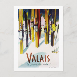 Das Land der Sonne - Skis Stehend im Schnee Postkarte