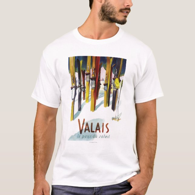 Das Land des Sonnenscheins - Skis stehend im T-Shirt (Vorderseite)