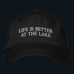 Das Leben am See ist besser cool bestickter Hut<br><div class="desc">Das Leben am See ist besser cool bestickter Hut. Eine lustige Geschenkidee für Männer. Auch gut für Rentner oder Fischer. Schwarz/Weiß oder Sonderfarben.</div>