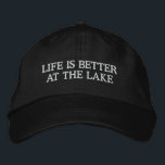 Das Leben am See ist besser cool bestickter Hut<br><div class="desc">Das Leben am See ist besser cool bestickter Hut. Eine lustige Geschenkidee für Männer. Auch gut für Rentner oder Fischer. Schwarz/Weiß oder Sonderfarben.</div>