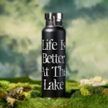 Das Leben am See ist besser, kundenspezifisch isol Trinkflasche<br><div class="desc">Das Leben am See ist besser isolierte Wasserflasche nach Maß. Cooles Design mit Vintager Typografie. Farben können geändert werden. Eine lustige Geschenkidee für ihn oder sie. Erhältlich in Schwarz, Marine, Silber und Weiß. Individualisieren Sie mit Ihrem eigenen Text optional. Ideal für Reisen, Sport, Arbeit und vieles mehr. Geeignet für warme...</div>