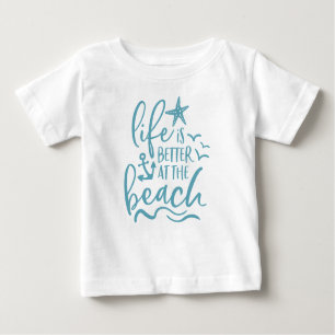Das Leben am Strand ist besser. Baby T-shirt