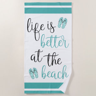 Das Leben am Strand ist türkisfarben Flip Flops be Strandtuch
