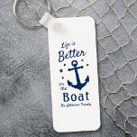 Das Leben auf den Sternen der Familie ist besser Schlüsselanhänger<br><div class="desc">Ein stilvoller nautischer Schlüsselanhänger mit 2 Seiten Pinselschrift und Regaltypografie mit dem Text "Life is Better on the Boat" und dem Familiennamen, dem Namen des Bootes oder dem gewünschten Text. Dieses Design zeichnet sich durch einen klassischen Bootanker und fünf Sterne aus. Die Farben sind klassisch marineblau auf weiß oder passen...</div>