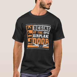 Das Leben beginnt an der offenen Flugzeugtür beim  T-Shirt