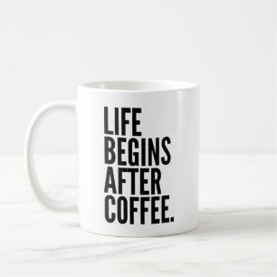 Das Leben beginnt nach der Tasse des Kaffees