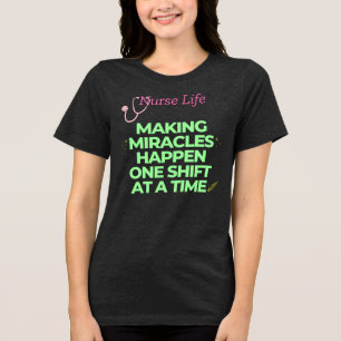 Das Leben der Krankenschwestern bringt Wunder Tri-Blend Shirt
