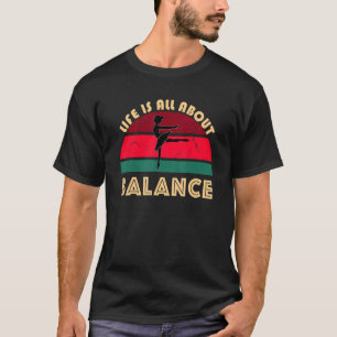 Das Leben handelt von Balance - Balletpose - tanze T-Shirt