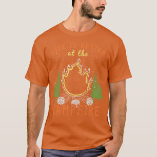 Das Leben im Camping wird durch das Lagerfeuer bes T-Shirt