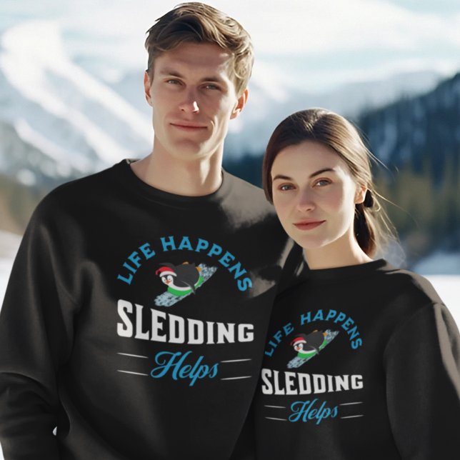 Das Leben im Schlitten Reiten Sweatshirt (Life Happens Sledding Helps Unisex sized Sweatshirts )