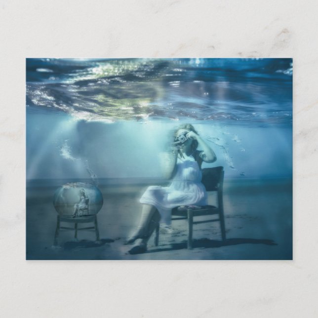 Das Leben in einer Goldfischkeule surrealer Kunst Postkarte (Vorderseite)