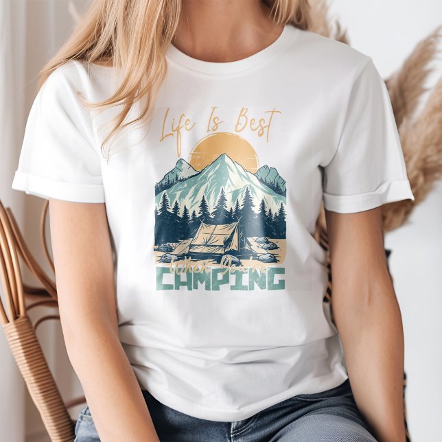 "Das Leben ist am besten, wenn du Camping bist" Re T-Shirt ("Life is Best When You Are Camping" Retro Mountain T-Shirt on a young woman.)