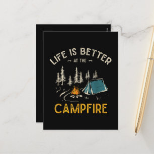 Das Leben ist besser am Lagerfeuer Lustiger Camper Feiertagspostkarte