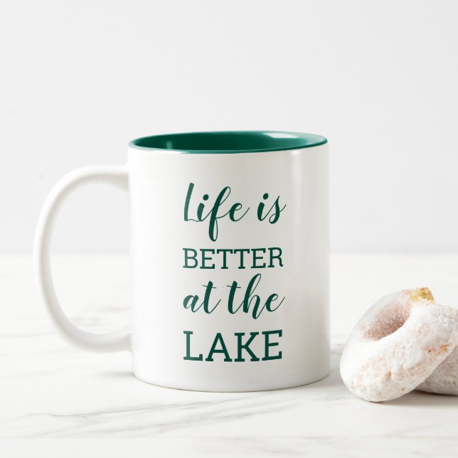 Das Leben ist besser am See dunkelgrüne Typografie Zweifarbige Tasse (Mit Donut)