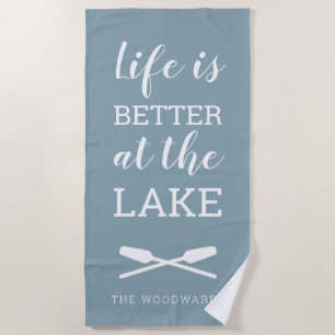 Das Leben ist besser am See Typografie Blau Grau Strandtuch