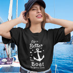 Das Leben ist besser auf dem Schiff Nautic Familie T-Shirt<br><div class="desc">Ein stilvoller nautischer T - Shirt der Frau (mehrere Stile, Farben und Größen zur Auswahl) mit Pinselschrift und moderner Typografie mit dem Titel "Das Leben ist besser auf dem Schiff", Familienname, Bootsname oder anderen gewünschten Text. Dieses Design zeichnet sich durch einen klassischen Bootanker und fünf Sterne aus. Die Farbtöne sind...</div>