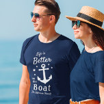 Das Leben ist besser auf dem Schiff Nautic Familie T-Shirt<br><div class="desc">Ein stilvoller nautischer T - Shirt (mehrere Stile, Farben und Größen zur Auswahl) mit Pinselschrift und Regaltypografie mit dem Text "Das Leben ist besser auf dem Schiff" und dem Familiennamen, dem Namen des Bootes oder anderen gewünschten Text. Dieses Design zeichnet sich durch einen klassischen Bootanker und fünf Sterne aus. Die...</div>