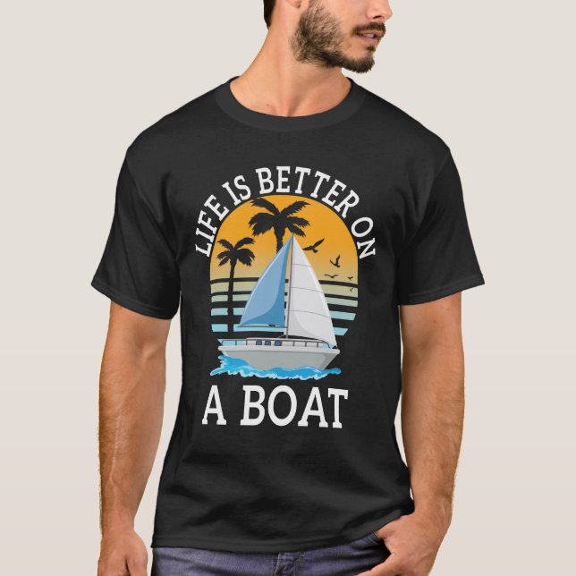 Das Leben ist besser auf einem Bootsschiff T-Shirt (Vorderseite)