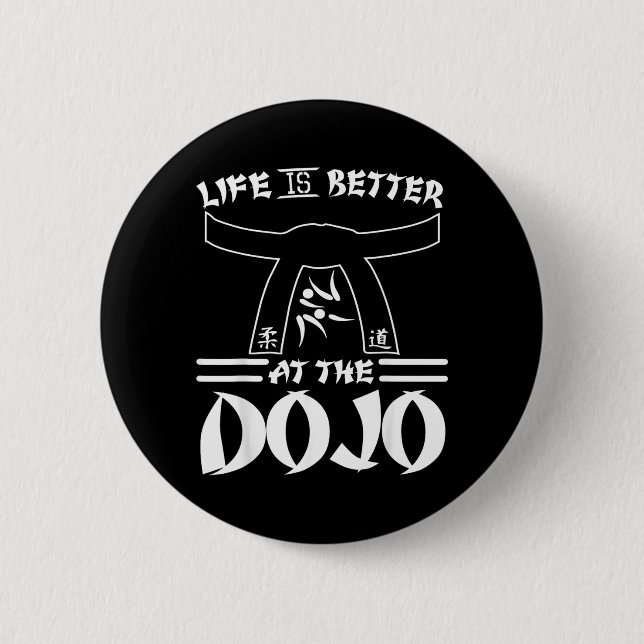 Das Leben ist besser im Dojo - Lustiges Karate Button (Vorderseite)