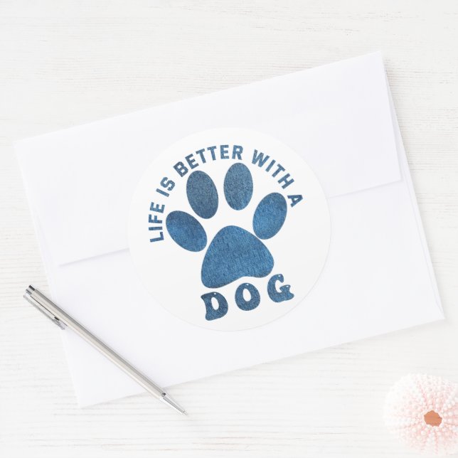 Das Leben ist besser mit einem Hund blauer Textur. Runder Aufkleber (Umschlag)