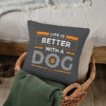Das Leben ist besser mit einem Hund, der modern or Kissen<br><div class="desc">Weiße Typografie mit orangefarbenen Akzenten modernes Design - Das Leben ist besser mit einem Hund - niedliches Design für Hundefreunde.</div>