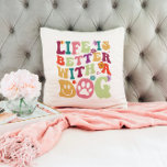 Das Leben ist besser mit einem Hund - farbenprächt Kissen<br><div class="desc">Farbenfrohe Retro-Groovy Typografie - Das Leben ist besser mit einem Hund - niedliches Design für Hundefreunde.</div>