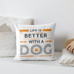 Das Leben ist besser mit einem modernen Hund in Or Kissen<br><div class="desc">Graue Typografie mit orangefarbenen Akzenten modernes Design - Das Leben ist besser mit einem Hund - niedliches Design für Hundefreunde.</div>