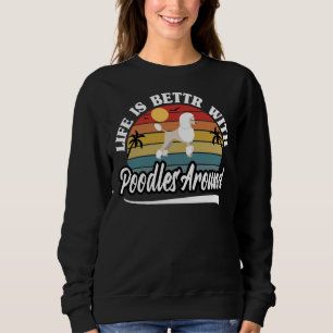 Das Leben ist besser mit Poodles um 8 Sweatshirt