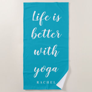 Das Leben ist besser mit Yoga, individuelle blaue Strandtuch
