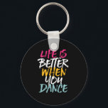 Das Leben ist besser, wenn man sonnige Tänzerin ta Schlüsselanhänger<br><div class="desc">Das Leben ist besser, wenn man tanzt. Funny inspirierendes Tanzdesign für diejenigen, die tanzen Liebe, wann immer sie die Musik hören. Coole Vintage, grunge und Not leidende Ware für berufliche Tänzer oder diejenigen, die Liebe zu tanzen für Spaß. Ideal, um Tanzaufführungen am National Dance Day zu feiern. Großartiges Weihnachtsgeschenk und...</div>