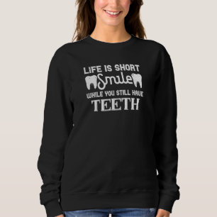 Das Leben ist ein Kurzes Lächeln, während man Zähn Sweatshirt