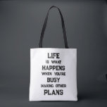 Das Leben ist... Funny Motivierend Zitat<br><div class="desc">"Das Leben ist das,  was passiert,  wenn man beschäftigt ist,  andere Pläne zu machen" lustige motivierend Zitat. Eine mächtige Erinnerung,  dass wir alle möglichen Ziele und Ambitionen für die Zukunft schaffen können,  aber wenn wir eine starke Zukunftsorientierung haben,  können wir vergessen,  in der Zwischenzeit in vollem Umfang zu leben.</div>
