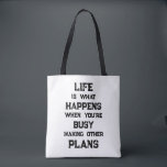 Das Leben ist... Funny Motivierend Zitat<br><div class="desc">"Das Leben ist das,  was passiert,  wenn man beschäftigt ist,  andere Pläne zu machen" lustige motivierend Zitat. Eine mächtige Erinnerung,  dass wir alle möglichen Ziele und Ambitionen für die Zukunft schaffen können,  aber wenn wir eine starke Zukunftsorientierung haben,  können wir vergessen,  in der Zwischenzeit in vollem Umfang zu leben.</div>
