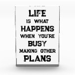 Das Leben ist... Funny Motivierend Zitat Fotoblock<br><div class="desc">"Das Leben ist das, was passiert, wenn man beschäftigt ist, andere Pläne zu machen" lustige motivierend Zitat. Eine mächtige Erinnerung, dass wir alle möglichen Ziele und Ambitionen für die Zukunft schaffen können, aber wenn wir eine starke Zukunftsorientierung haben, können wir vergessen, in der Zwischenzeit in vollem Umfang zu leben.</div>
