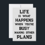 Das Leben ist... Funny Motivierend Zitat Karte<br><div class="desc">"Das Leben ist das, was passiert, wenn man beschäftigt ist, andere Pläne zu machen" lustige motivierend Zitat. Eine mächtige Erinnerung, dass wir alle möglichen Ziele und Ambitionen für die Zukunft schaffen können, aber wenn wir eine starke Zukunftsorientierung haben, können wir vergessen, in der Zwischenzeit in vollem Umfang zu leben.</div>