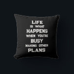 Das Leben ist... Funny Motivierend Zitat Kissen<br><div class="desc">"Das Leben ist das,  was passiert,  wenn man beschäftigt ist,  andere Pläne zu machen" lustige motivierend Zitat. Eine mächtige Erinnerung,  dass wir alle möglichen Ziele und Ambitionen für die Zukunft schaffen können,  aber wenn wir eine starke Zukunftsorientierung haben,  können wir vergessen,  in der Zwischenzeit in vollem Umfang zu leben.</div>