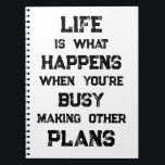 Das Leben ist... Funny Motivierend Zitat Notizblock<br><div class="desc">"Das Leben ist das, was passiert, wenn man beschäftigt ist, andere Pläne zu machen" lustige motivierend Zitat. Eine mächtige Erinnerung, dass wir alle möglichen Ziele und Ambitionen für die Zukunft schaffen können, aber wenn wir eine starke Zukunftsorientierung haben, können wir vergessen, in der Zwischenzeit in vollem Umfang zu leben.</div>