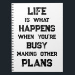 Das Leben ist... Funny Motivierend Zitat Notizblock<br><div class="desc">"Das Leben ist das,  was passiert,  wenn man beschäftigt ist,  andere Pläne zu machen" lustige motivierend Zitat. Eine mächtige Erinnerung,  dass wir alle möglichen Ziele und Ambitionen für die Zukunft schaffen können,  aber wenn wir eine starke Zukunftsorientierung haben,  können wir vergessen,  in der Zwischenzeit in vollem Umfang zu leben.</div>