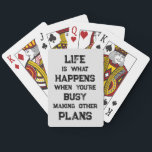 Das Leben ist... Funny Motivierend Zitat Spielkarten<br><div class="desc">"Das Leben ist das,  was passiert,  wenn man beschäftigt ist,  andere Pläne zu machen" lustige motivierend Zitat. Eine mächtige Erinnerung,  dass wir alle möglichen Ziele und Ambitionen für die Zukunft schaffen können,  aber wenn wir eine starke Zukunftsorientierung haben,  können wir vergessen,  in der Zwischenzeit in vollem Umfang zu leben.</div>