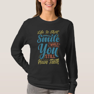 Das Leben ist kurz. Lächle, solange du noch Zähne T-Shirt