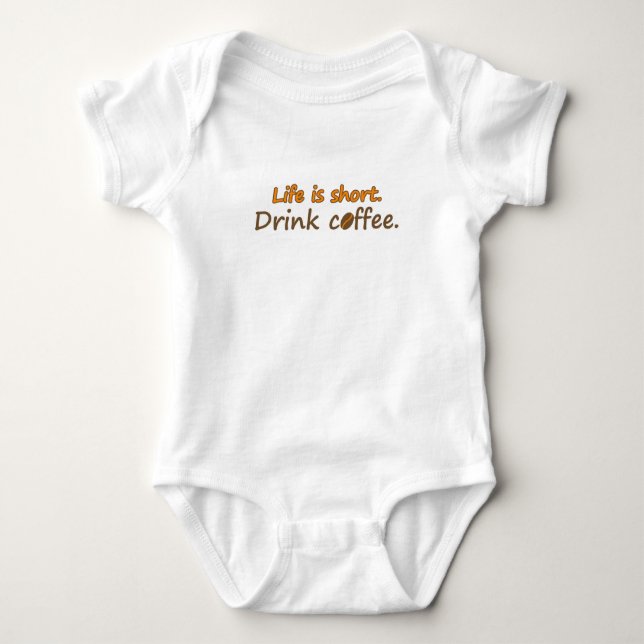 Das Leben ist kurz. Trink Kaffee. (© Mira) Baby Strampler (Vorderseite)