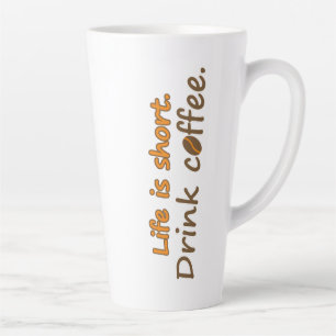 Das Leben ist kurz. Trinke Kaffee. Lustige Kaffee- Milchtasse