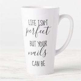 Das Leben ist nicht perfekt, aber Ihre Nägel könne Milchtasse