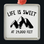 Das Leben ist süß auf 3.000 Fuß Ornament Aus Metall<br><div class="desc">Sie sind die höchsten Berge in Colorado,  Kalifornien und Washington Staat. Sie rufen dich an - geh raus und klettere sie!</div>