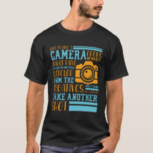Das Leben ist wie eine Kamera, die sich auf das ko T-Shirt